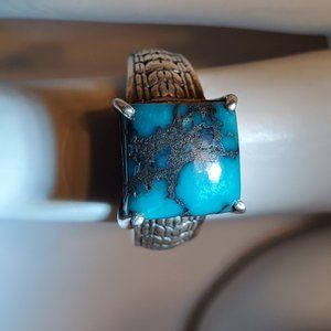 STERLING SILVER  TURQUOISE RING.